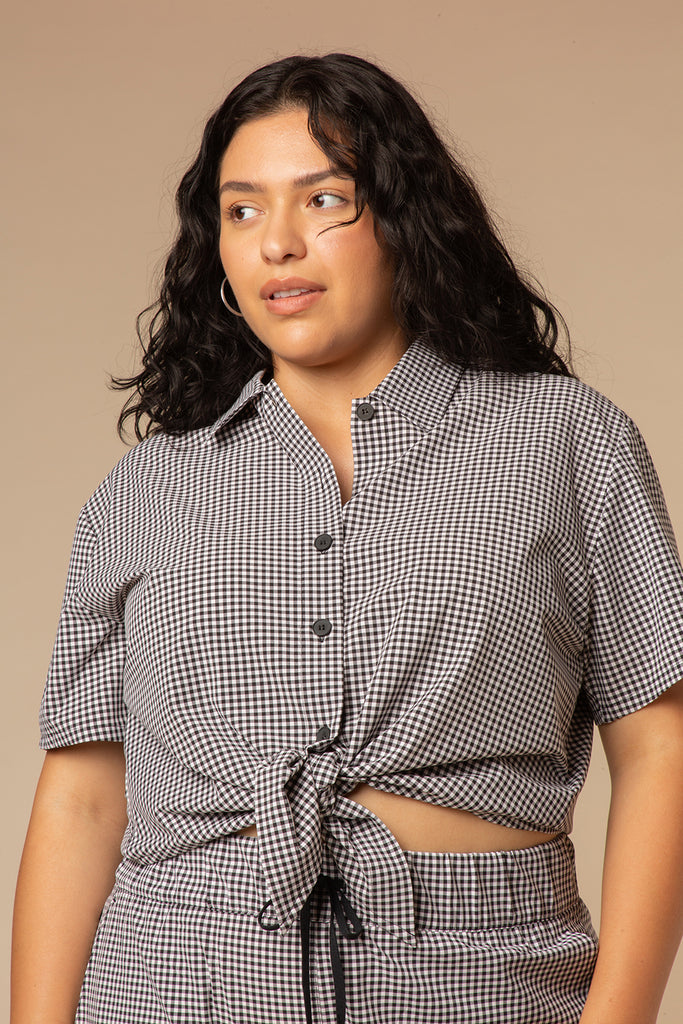 button up crop travel top in black and white
