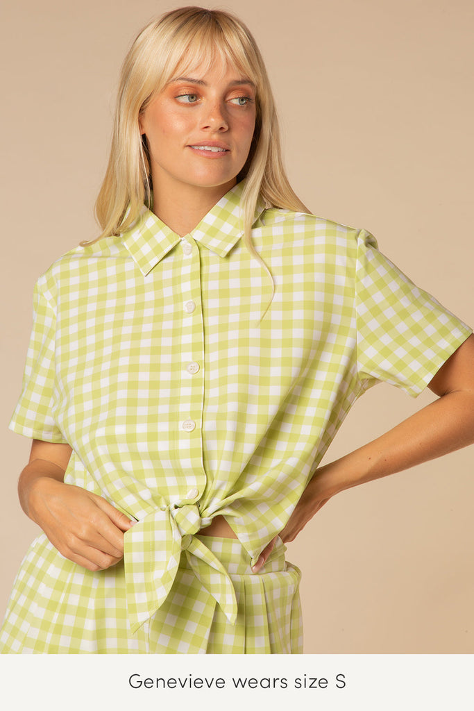 small travel top with pockets in lime plaid