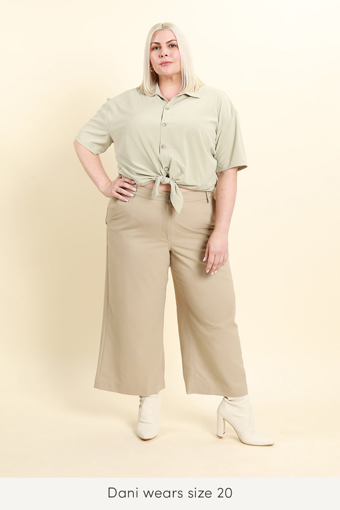 plus size comfortable travel pants from wayre in size 20
